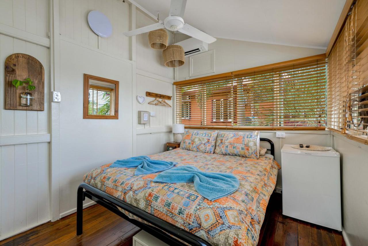Travellers Oasis Vandrehjem Cairns Eksteriør billede The bedroom of a typical beach hut