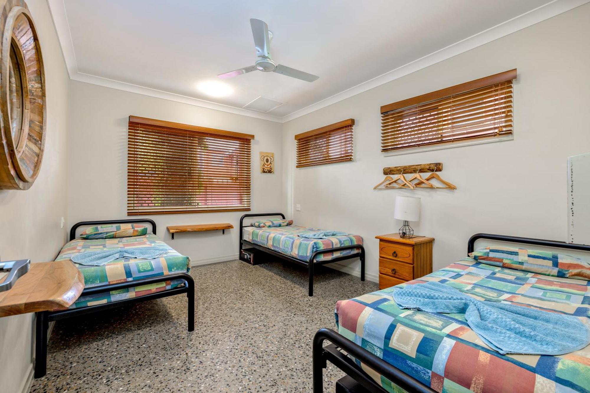 Travellers Oasis Vandrehjem Cairns Eksteriør billede A bedroom at the hostel